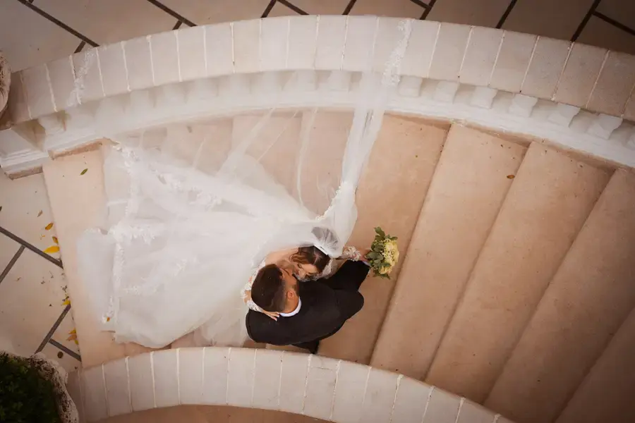 L'abito da sposa disteso sulla scala, ripreso dall'alto