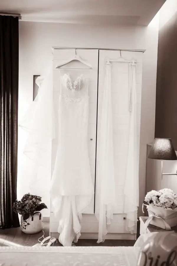 L'abito da sposa appeso davanti alla finestra della camera