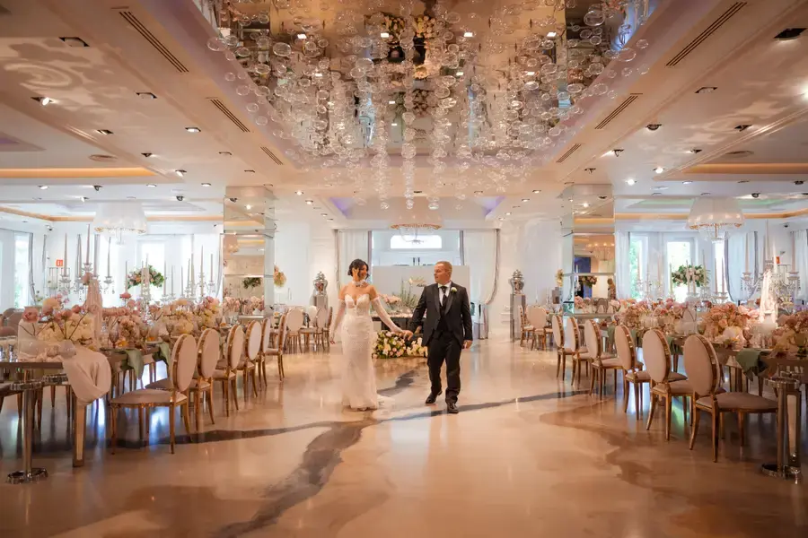 La sala del ricevimento allestita per gli invitati