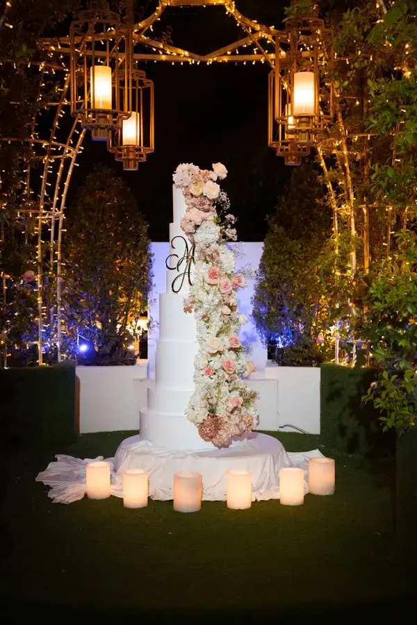 La torta nuziale illuminata durante il taglio
