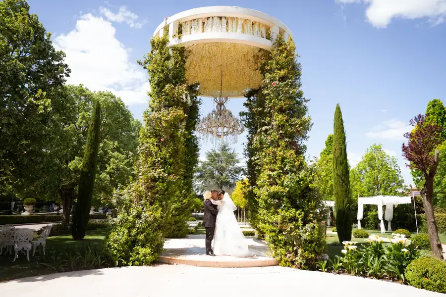 Viale di cipressi che porta alla location del matrimonio