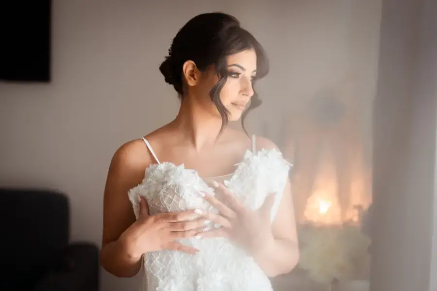 Ritratto della sposa alla luce calda di una candela