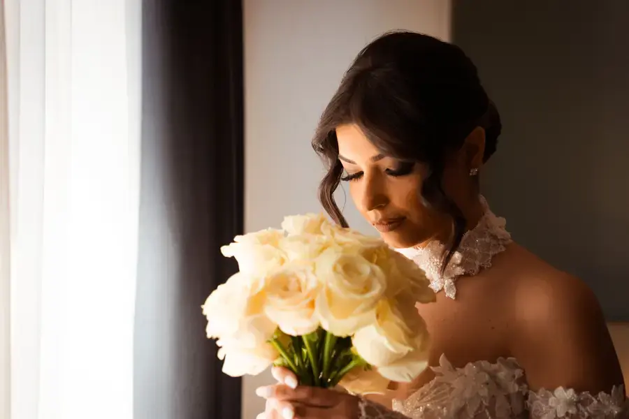 La sposa china sul bouquet di rose bianche