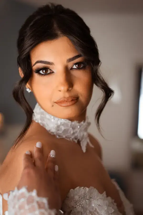 Primo piano della sposa con abito in pizzo