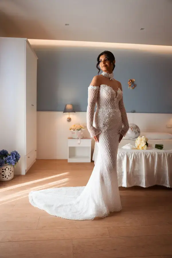 La sposa in piedi nella luce della camera